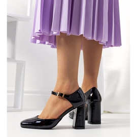 Czarne czółenka na słupku Clement 1