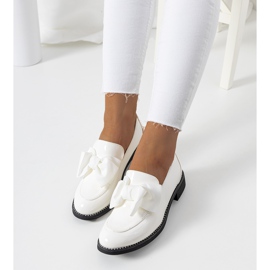 Białe lakierowane półbuty Khale 1