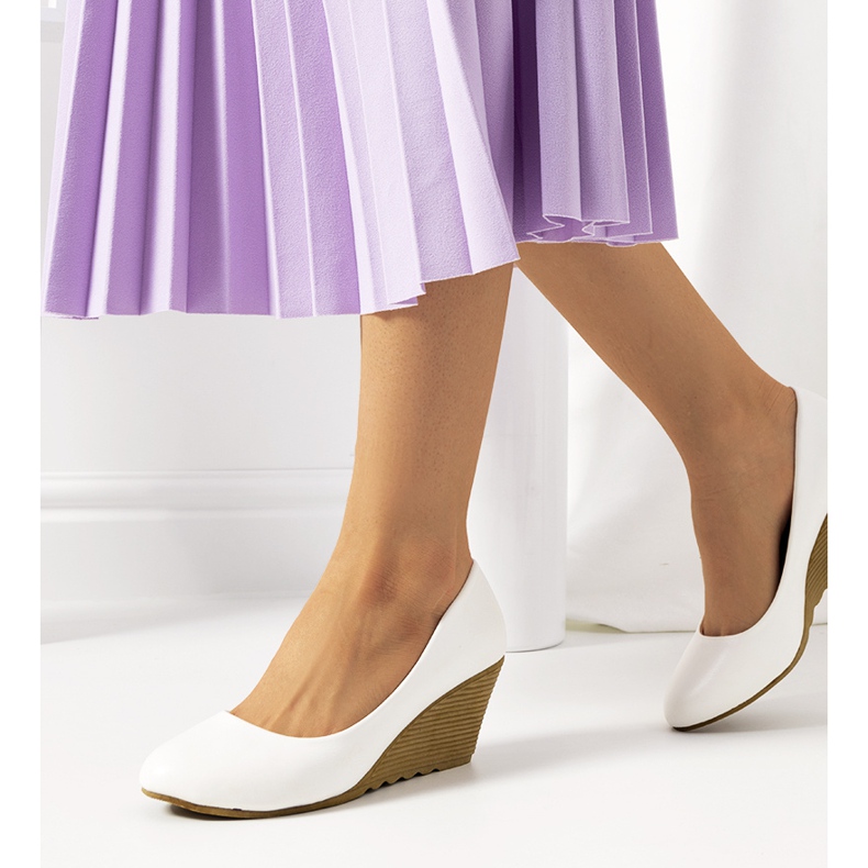 Białe czółenka na koturnie Unies ecru 1