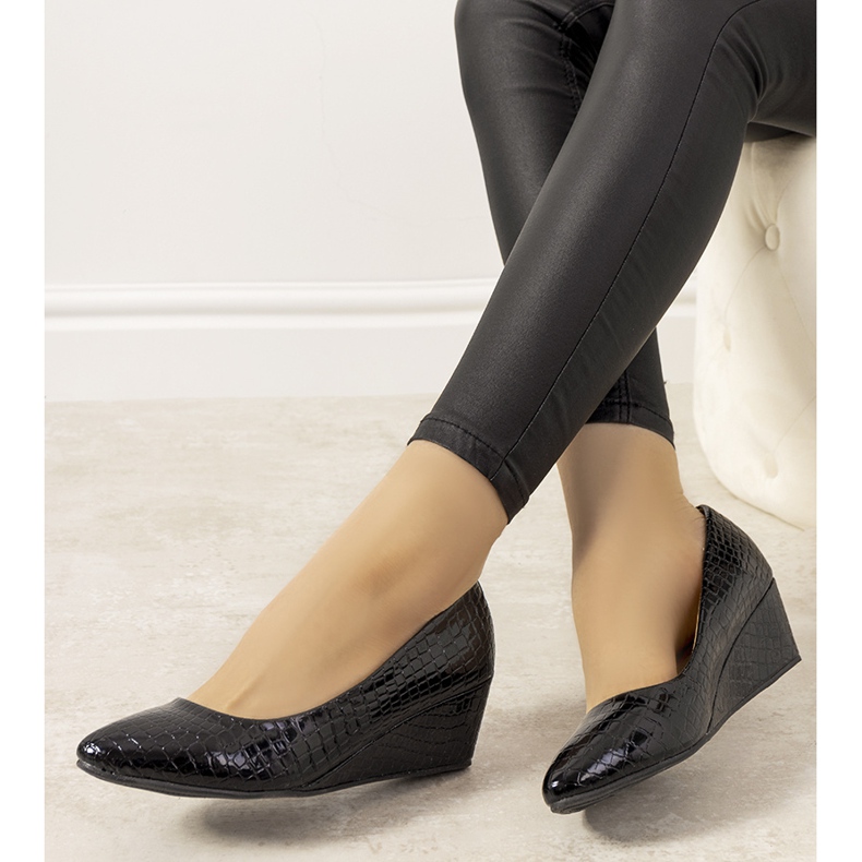 Granatowe czółenka w motywie skóry krokodyla na koturnie Wildlife 1