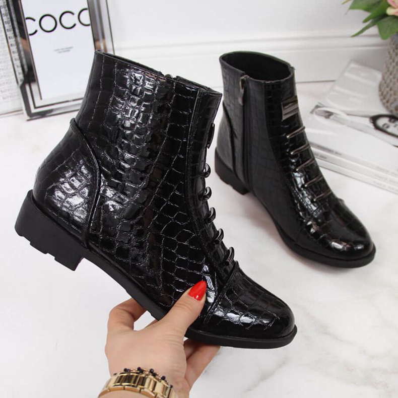 Botki z ozdobą wężowa skóra Filippo W PAW288A czarne białe 1