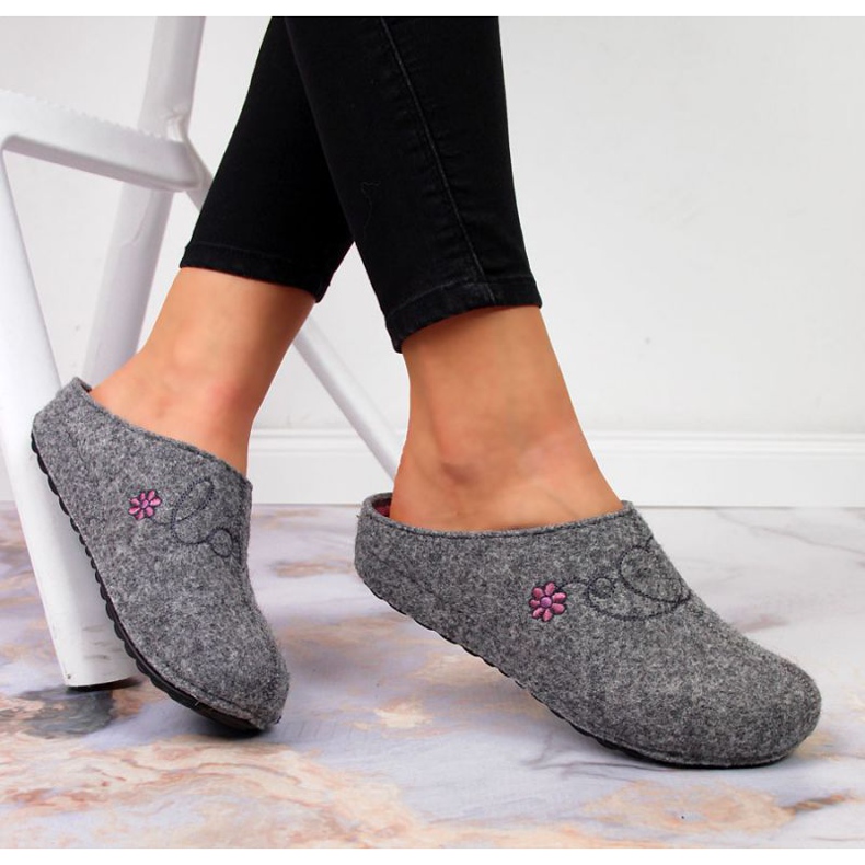 Kapcie z haftem Panto Fino W INT1632 szare 1