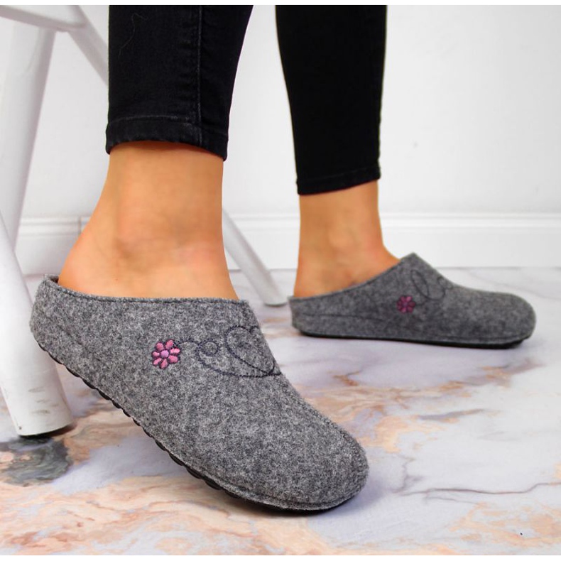 Kapcie z haftem Panto Fino W INT1632 szare 2