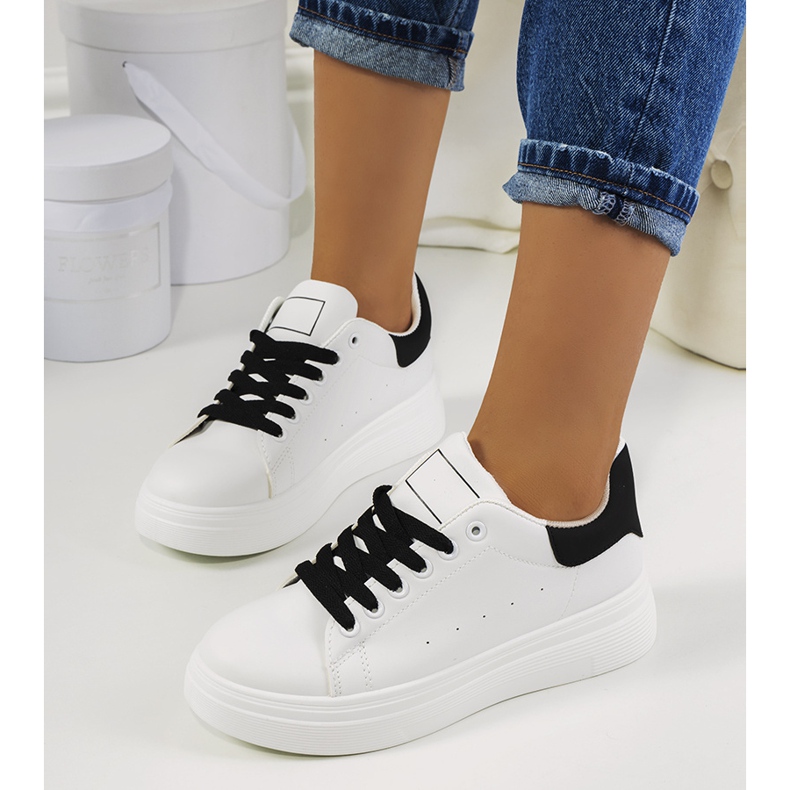 Biało czarne sneakersy na platformie Justar białe 1