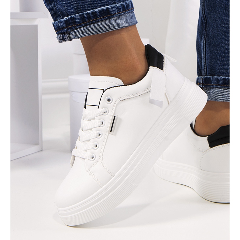 Białe sneakersy na platformie Perales 1