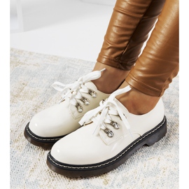 Białe lakierowane półbuty Kristina 1