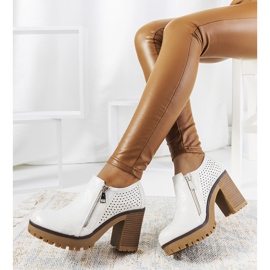 Srebrne półbuty na słupku Noemi białe 1