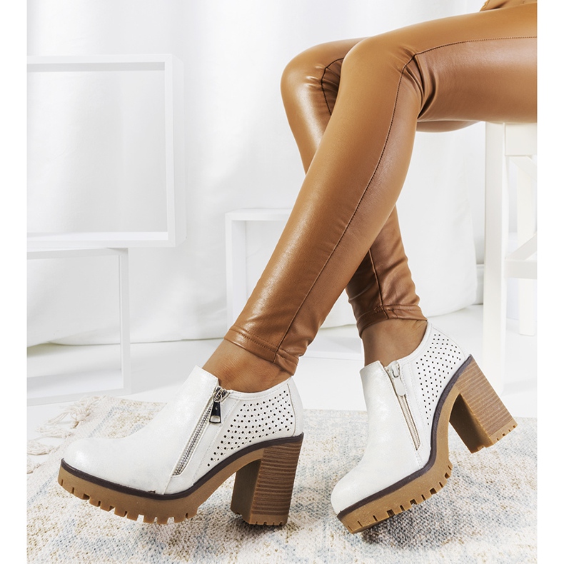 Srebrne półbuty na słupku Noemi białe 1