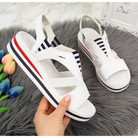 Sandały na koturnie Rieker W V02Y5 białe 1