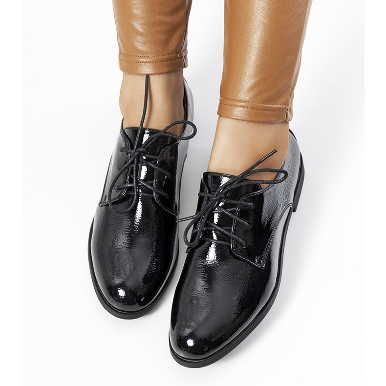 Czarne lakierowane półbuty damskie Gardi 1