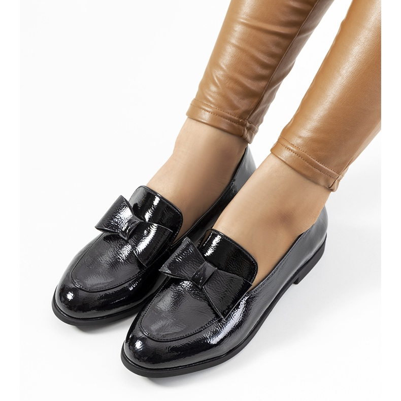 Czarne lakierowane półbuty damskie Flora 1