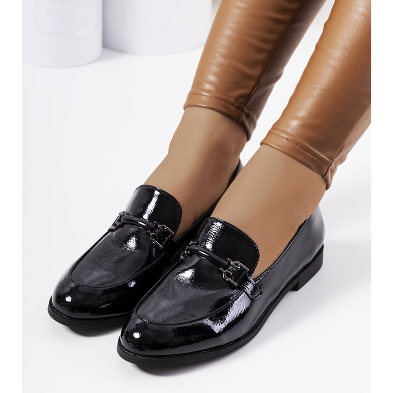 Czarne lakierowane mokasyny damskie Zettici 1