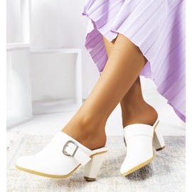 Białe klapki na obcasie Gralow 1