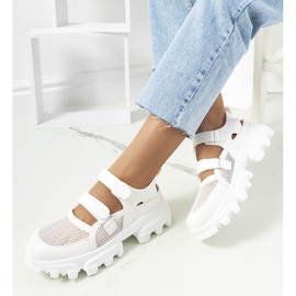 Białe sneakersy na traktorkowej podeszwie Djurs 1