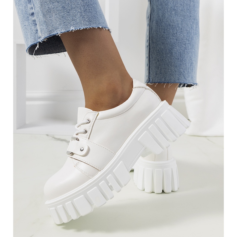 Białe półbuty na traktorowej podeszwie Sallie 1