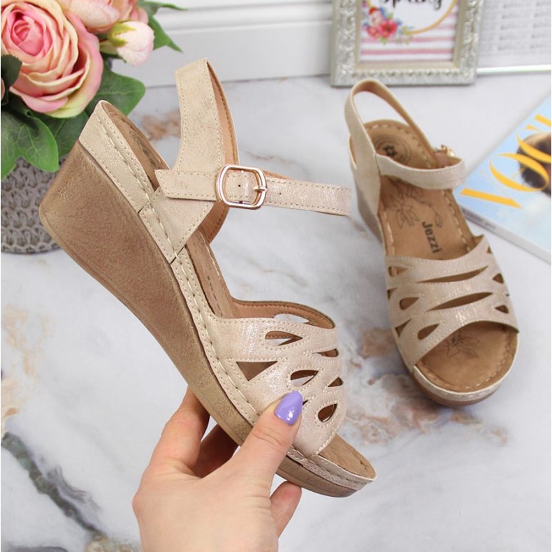 Sandały na koturnie Jezzi W EVE350A beżowe beżowy 1