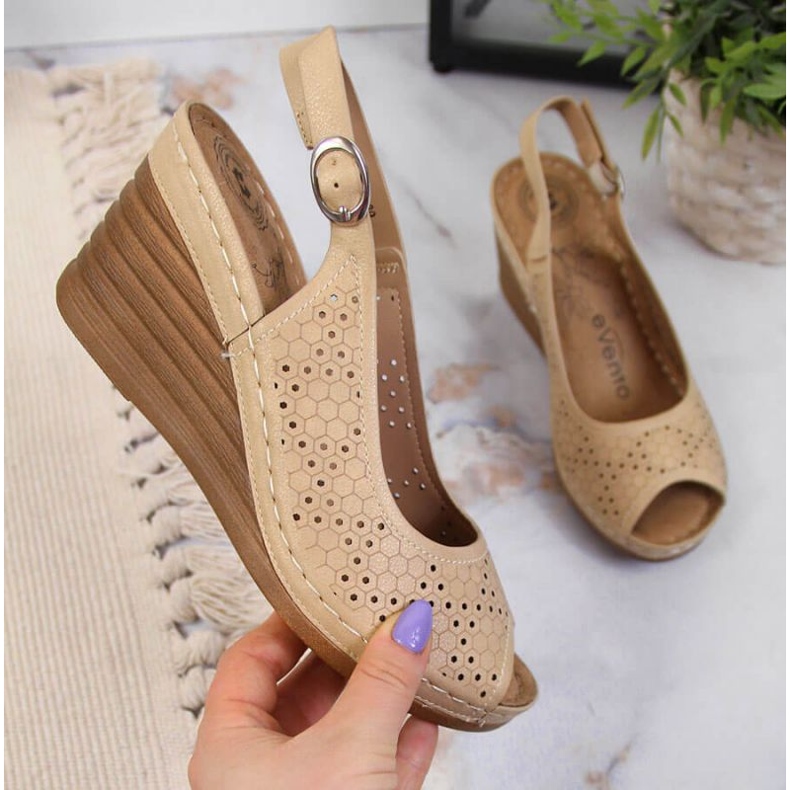 Sandały na koturnie eVento W EVE349B beżowe beżowy 1