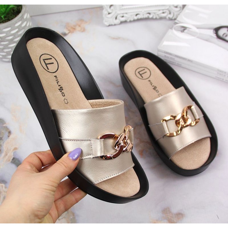 Klapki skórzane z łańcuchem Filippo W PAW345B złote złoty 1