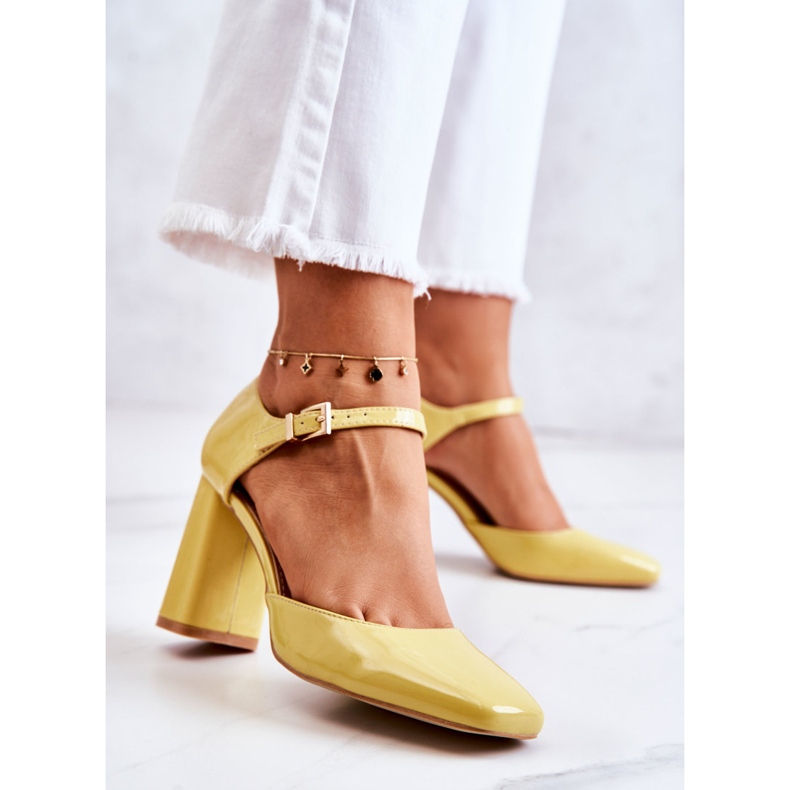 PG1 Modne Lakierowane Czółenka Na Słupku Żółte Maoris 1