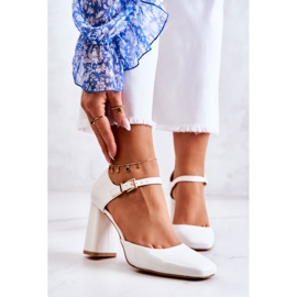 PG1 Modne Lakierowane Czółenka Na Słupku Białe Maoris 1