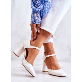 PG1 Modne Lakierowane Czółenka Na Słupku Białe Maoris 2