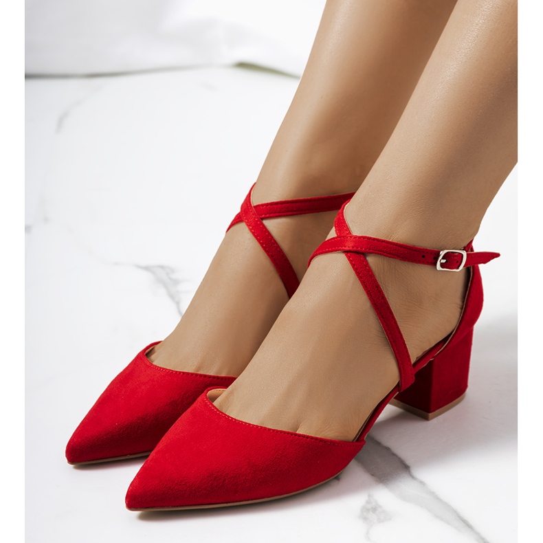 Czerwone czółenka na słupku Terra 1