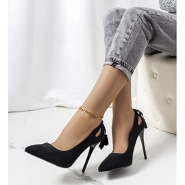 Czarne szpilki z ozdobnymi wycięciami Anthe 1