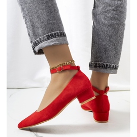 Czerwone czółenka na słupku Samira 1