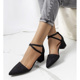 Czarne czółenka na słupku Hyde 1