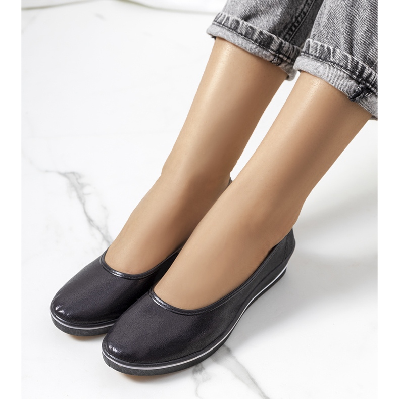 Czarne błyszczące tenisówki na koturnie Weide 1