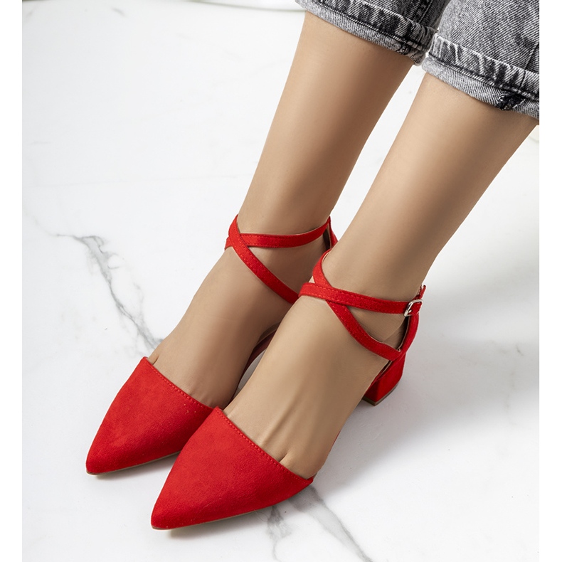 Czerwone czółenka na słupku Hyde 1