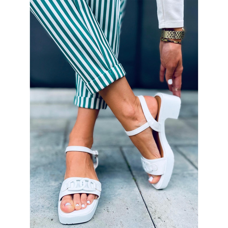 Sandałki na szerokim obcasie Sharon White białe 1