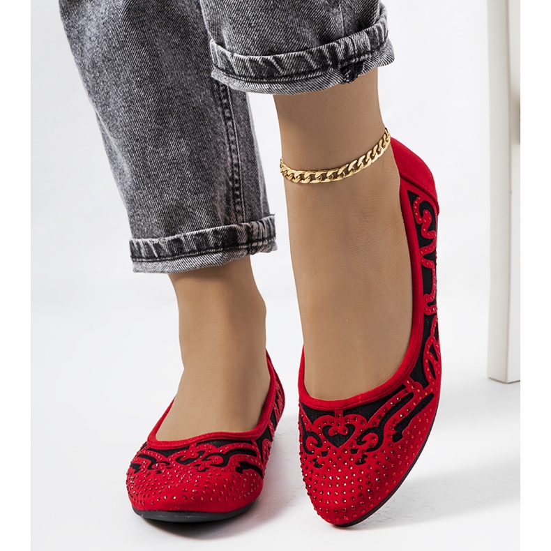 Czerwone baleriny z ażurowym zdobieniem Selam czarne 1