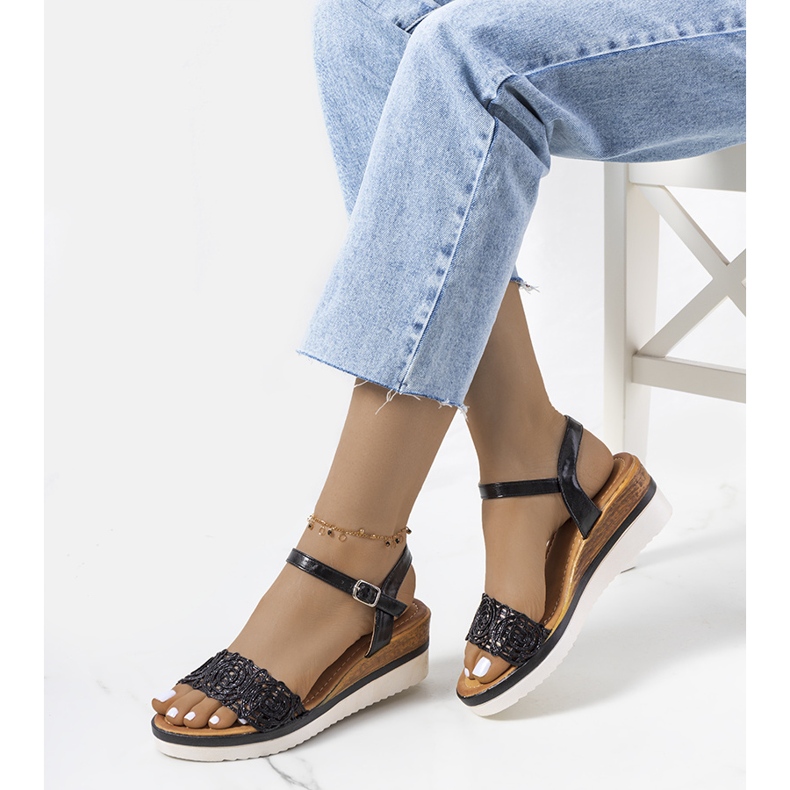 Czarne sandały z ozdobnym paskiem Kirk 1