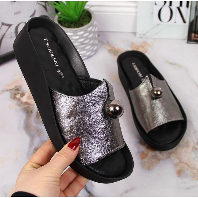 Klapki skórzane z ozdobną kulą T.Sokolski W SCA165A srebrne srebrny 1