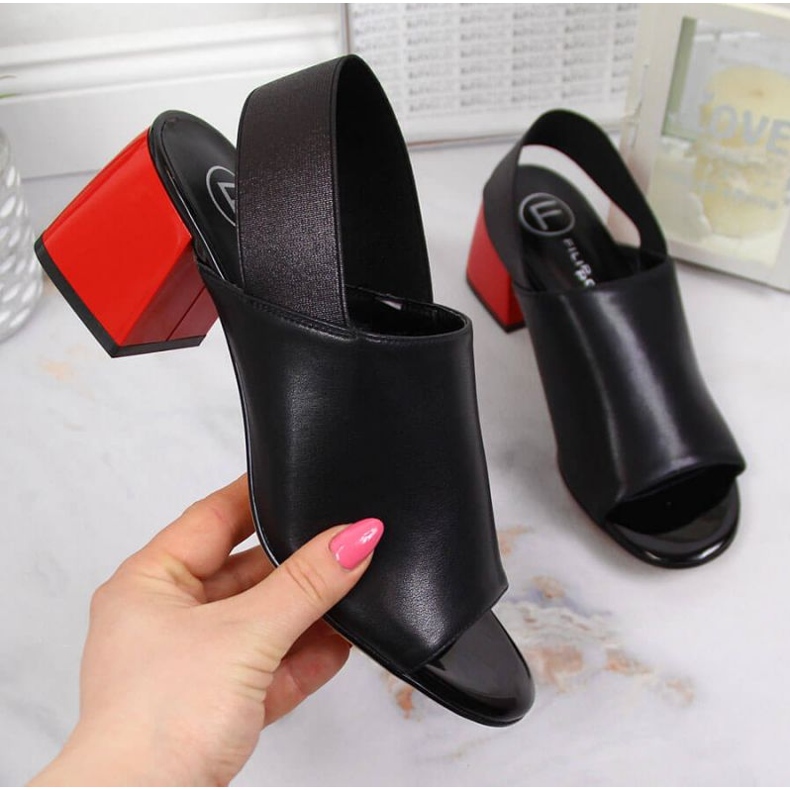 Sandały skórzane z gumką Filippo W PAW352 czarne 1