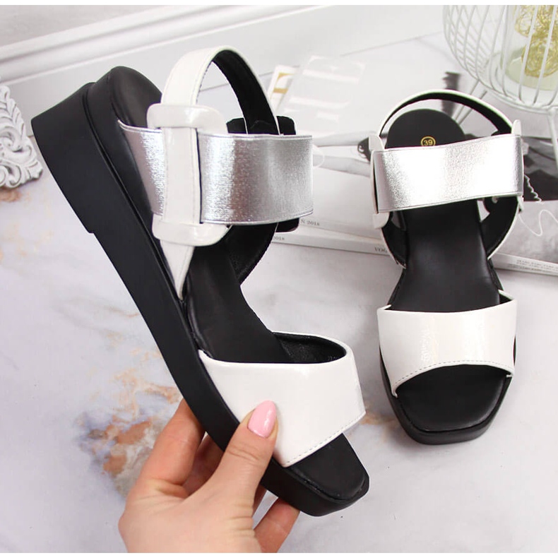 Sandały damskie na koturnie z gumą białe Potocki 1