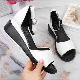 Sandały damskie na koturnie białe Vinceza 1