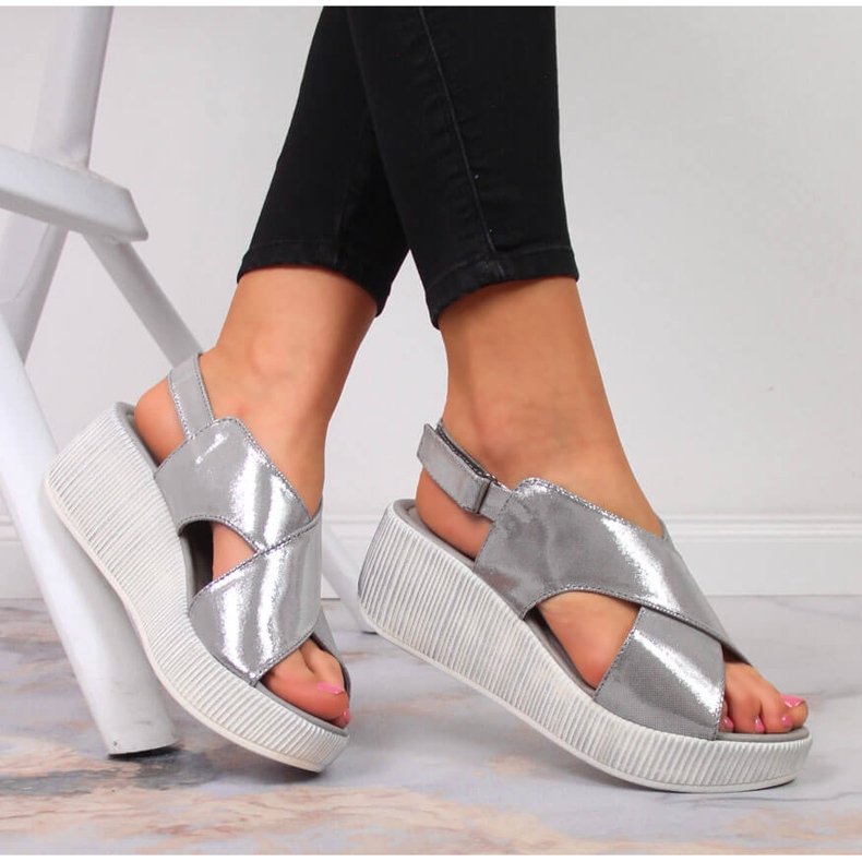 Sandały skórzane damskie na koturnie srebrne Dolce Pietro srebrny 1