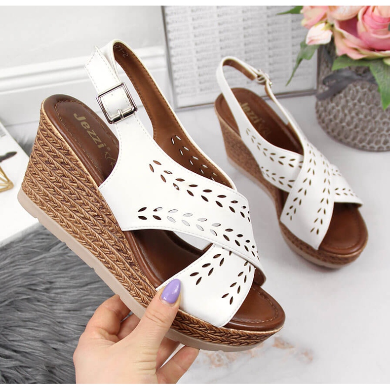 Sandały damskie na koturnie białe Jezzi 1