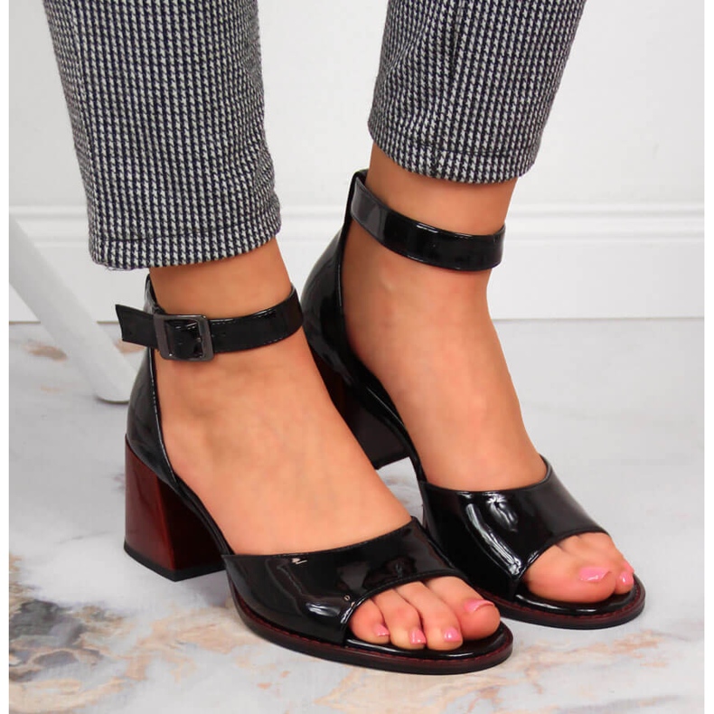 Sandały skórzane na słupku lakierowane czarne Filippo 2