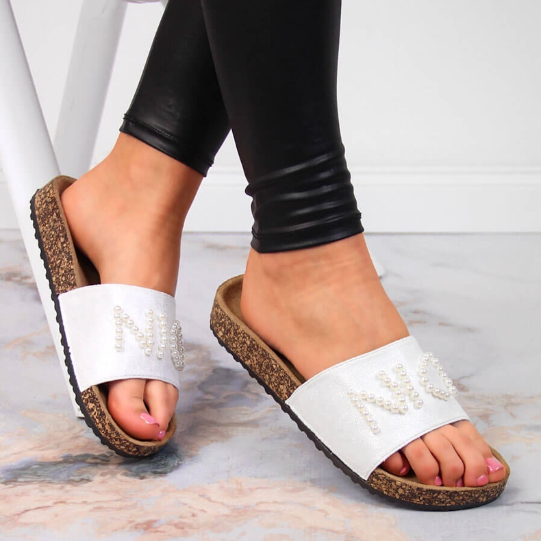 Klapki damskie z perełkami białe eVento 1