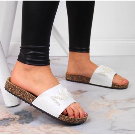 Klapki damskie z perełkami białe eVento 2