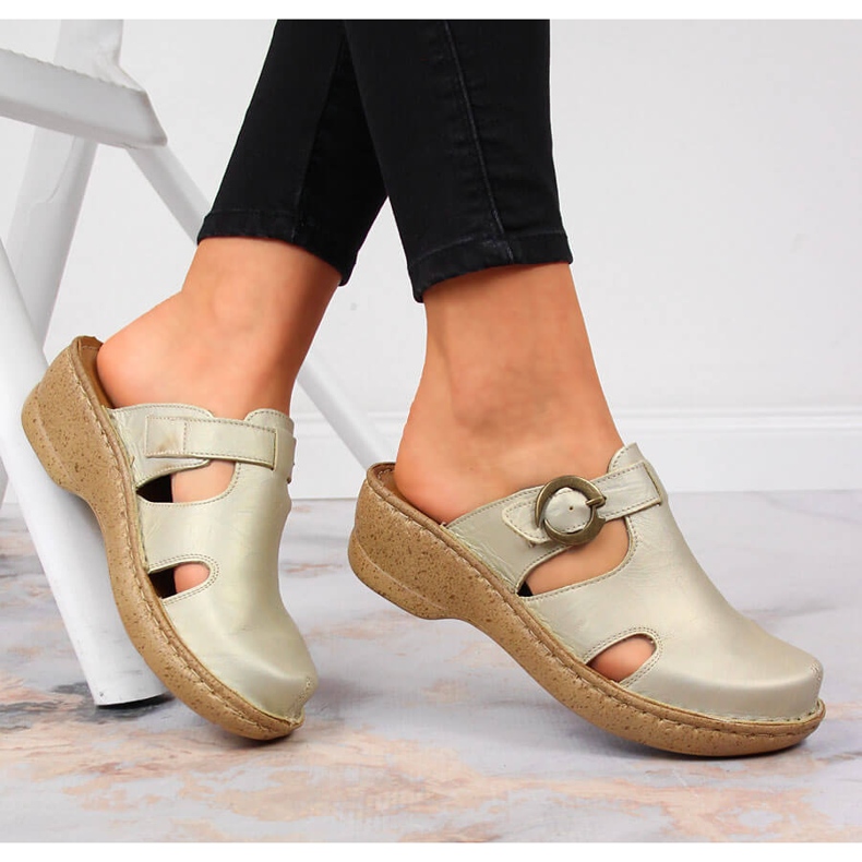 Klapki skórzane na koturnie złote Łukbut 666 złoty 1