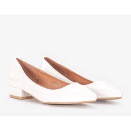 Białe czółenka na obcasie Timms 1