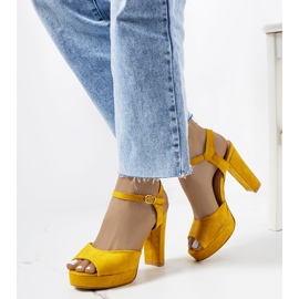 Musztardowe sandały na słupku Gale żółte 1