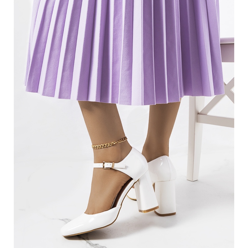 Białe czółenka na słupku Clement 1