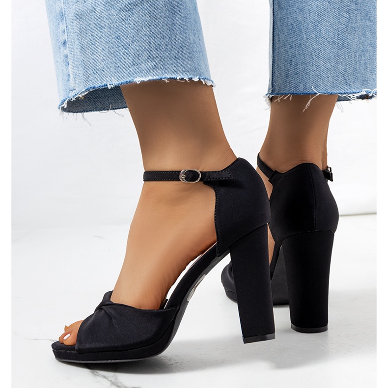 Czarne sandały na słupku Larana 1