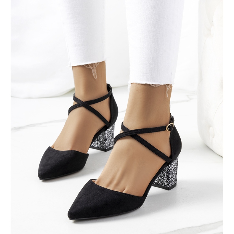 Czarne czółenka na słupku Kittie 1