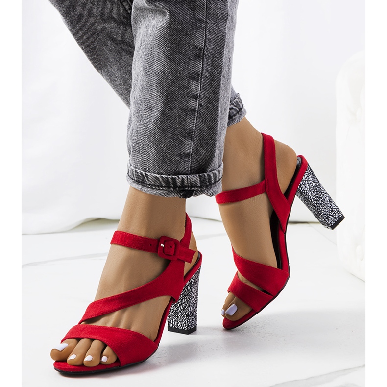 Czerwone sandały na słupku Murdock 1